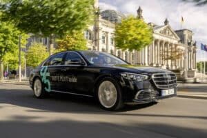 if-you-see-a-mercedes-benz-flashing-turquoise-ligh (3)