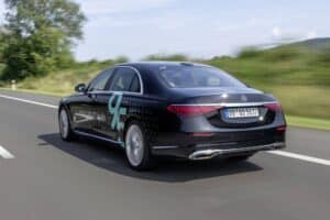 if-you-see-a-mercedes-benz-flashing-turquoise-ligh (4)