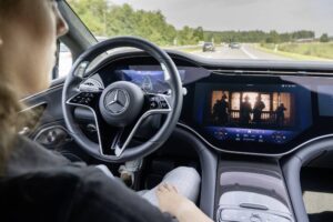 if-you-see-a-mercedes-benz-flashing-turquoise-ligh (5)