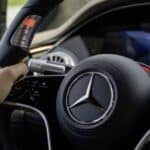 if-you-see-a-mercedes-benz-flashing-turquoise-ligh (6)