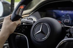 if-you-see-a-mercedes-benz-flashing-turquoise-ligh (6)