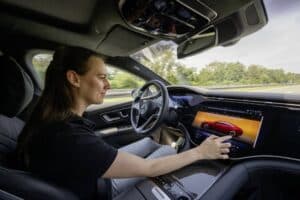 if-you-see-a-mercedes-benz-flashing-turquoise-ligh (7)