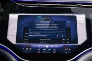 if-you-see-a-mercedes-benz-flashing-turquoise-ligh (9)