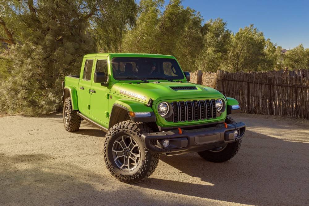 https://autogreeknews.gr/wp-content/uploads/2025/03/jeep-brings-the-mojito-green-in-the-gladiator-line-1.jpg