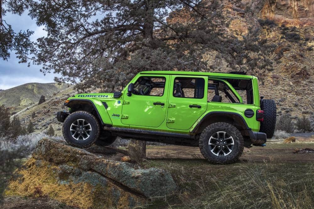 https://autogreeknews.gr/wp-content/uploads/2025/03/jeep-brings-the-mojito-green-in-the-gladiator-line-3.jpg