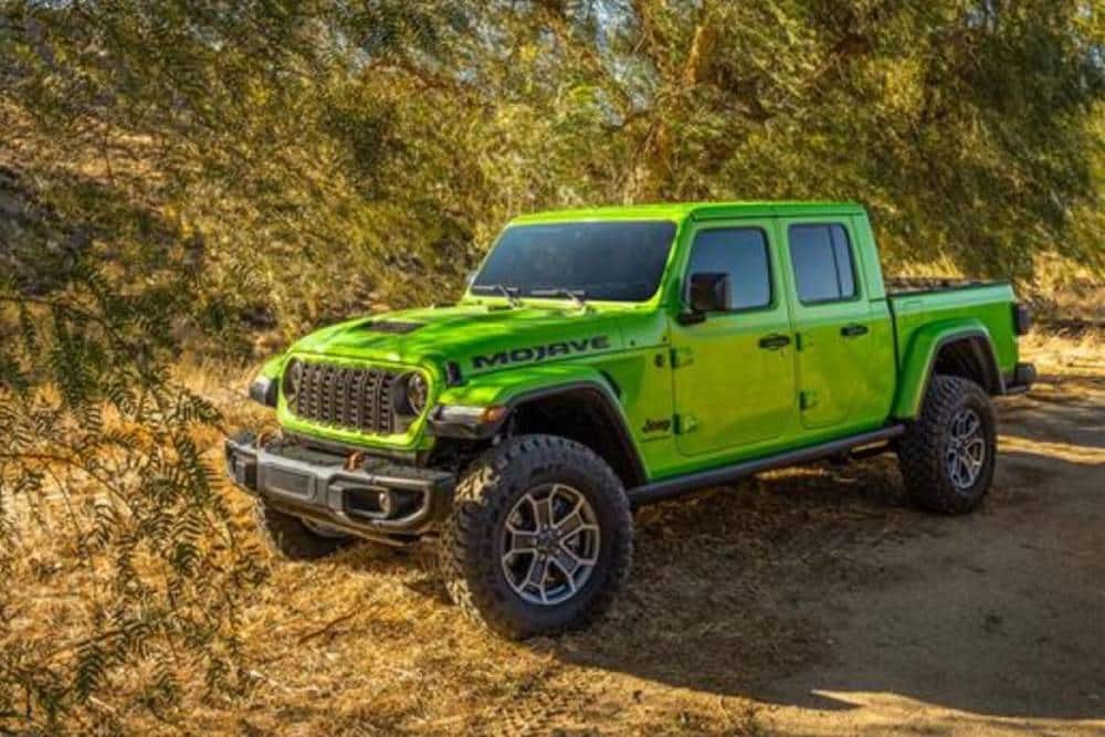 https://autogreeknews.gr/wp-content/uploads/2025/03/jeep-brings-the-mojito-green-in-the-gladiator-line-4.jpg