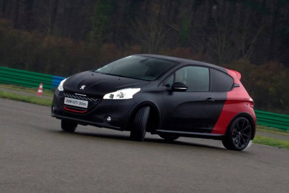 https://autogreeknews.gr/wp-content/uploads/2025/03/peugeot-208-gti.jpg