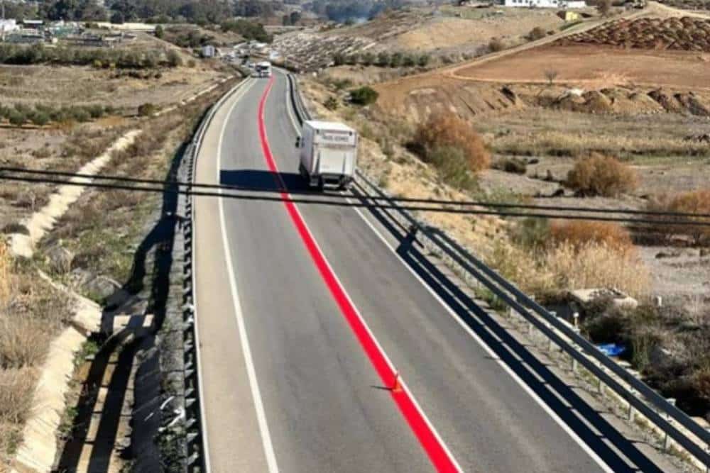 https://autogreeknews.gr/wp-content/uploads/2025/03/red-stripe-road-in-spain-02.jpg