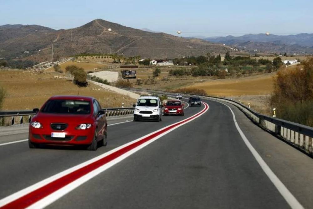 https://autogreeknews.gr/wp-content/uploads/2025/03/red-stripe-road-in-spain-04.jpg