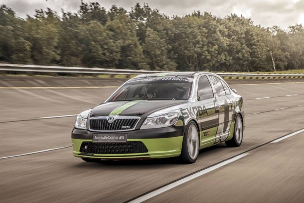 https://autogreeknews.gr/wp-content/uploads/2025/03/skoda-octavia-speed-record.jpg