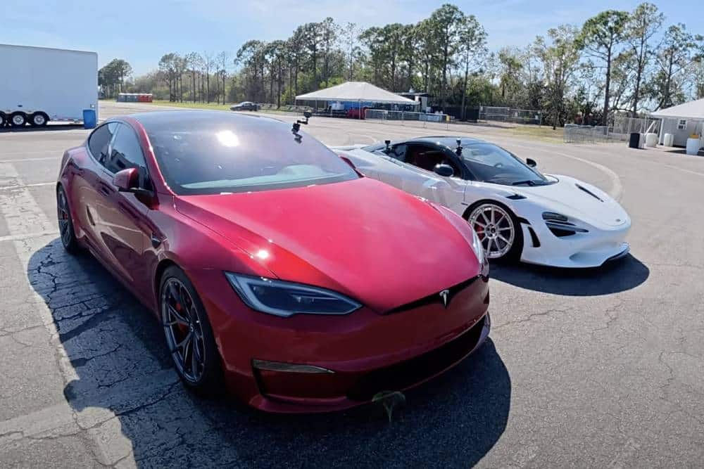 https://autogreeknews.gr/wp-content/uploads/2025/03/tesla-model-s-plaid-races-mclaren-750s-one-of-them-1.jpg