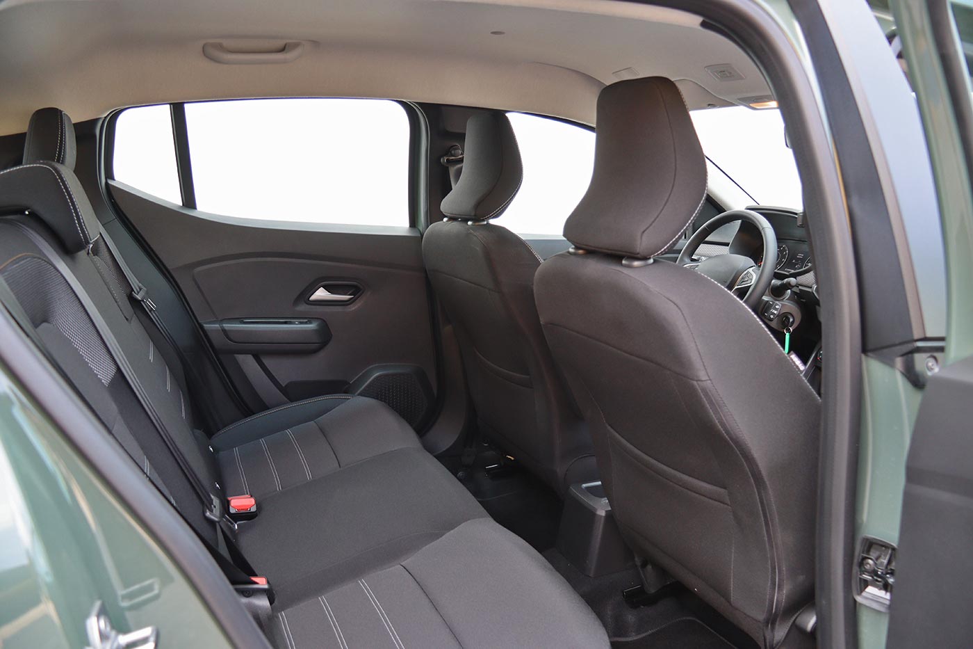 https://autogreeknews.gr/wp-content/uploads/2025/04/Dacia-Sandero-Stepway-rear-seat.jpg