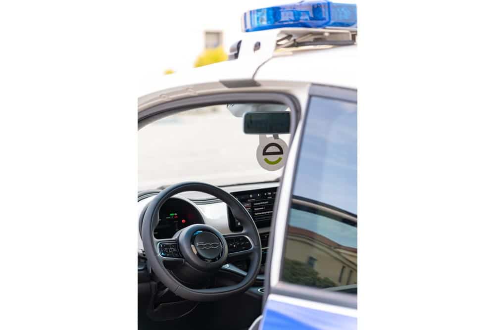 https://autogreeknews.gr/wp-content/uploads/2025/04/FIAT-500e-Policecars-5.jpg