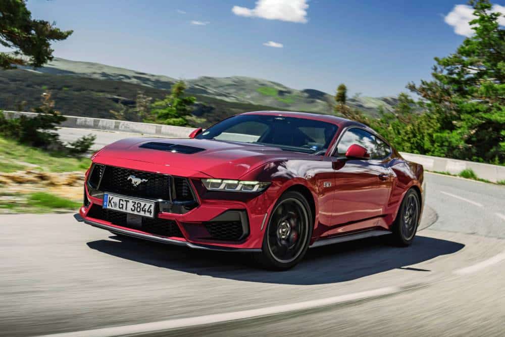 Η Ford Mustang οδηγεί τις πωλήσεις στα sportscars