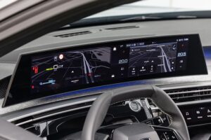 PEUGEOT-3008-panoramic-cockpit