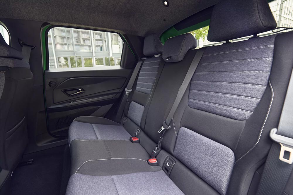https://autogreeknews.gr/wp-content/uploads/2025/04/Renault-5-rear-seat.jpg