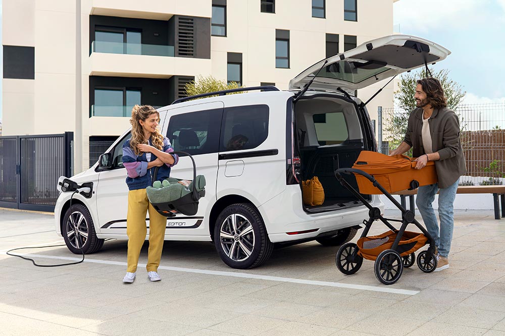 https://autogreeknews.gr/wp-content/uploads/2025/04/VW-Caddy-Life-PHEV-1.jpg
