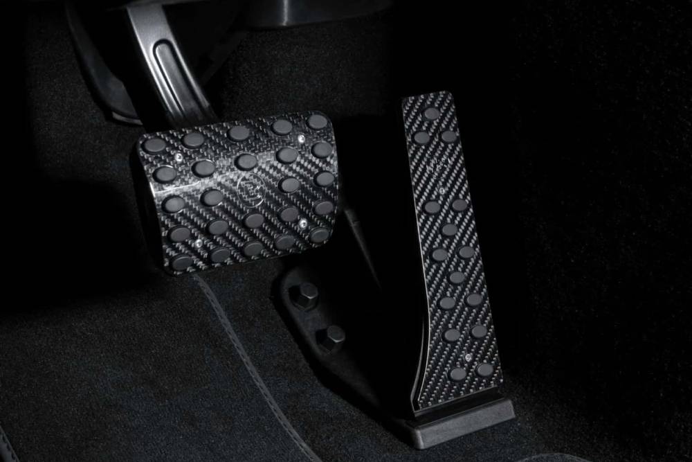 https://autogreeknews.gr/wp-content/uploads/2025/04/brabus-tuned-mercedes-amg-e53-pedals.jpg