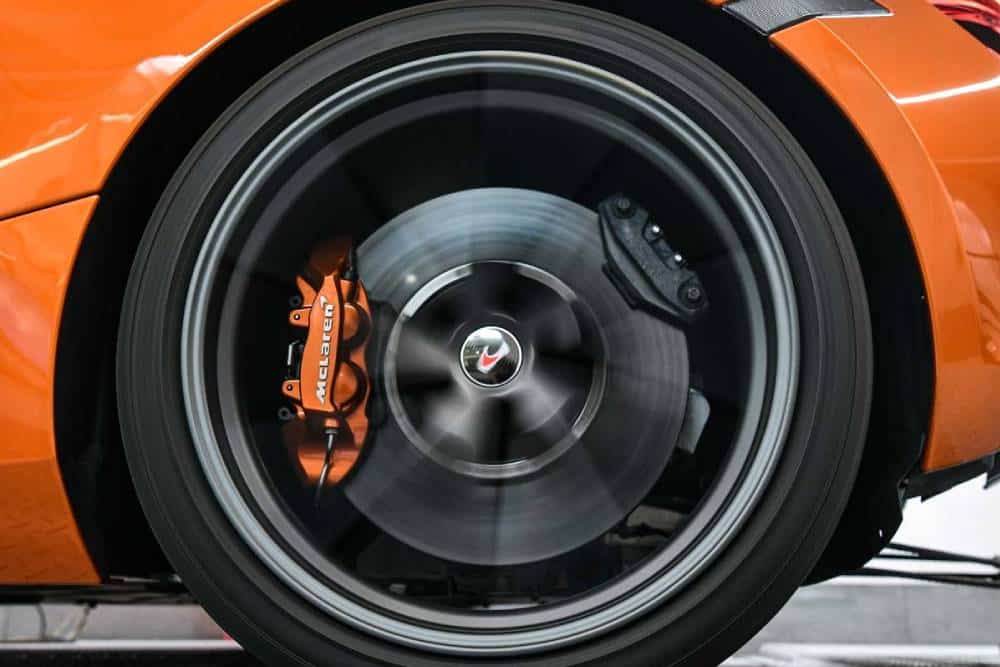 https://autogreeknews.gr/wp-content/uploads/2025/04/mclaren-brakes.jpg