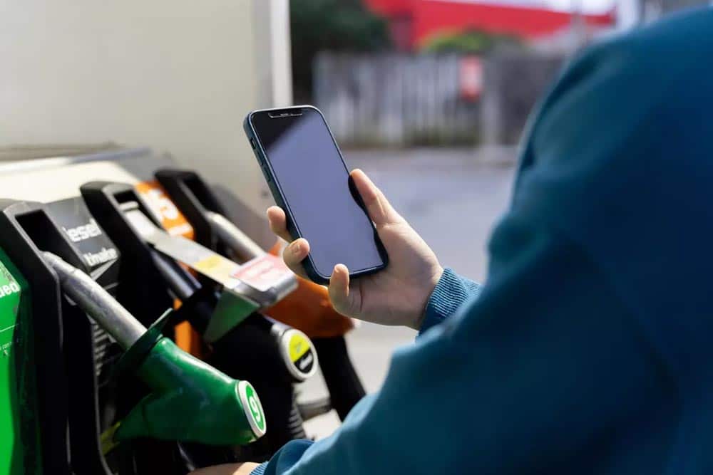 Προκαλεί έκρηξη το κινητό σε βενζινάδικο;