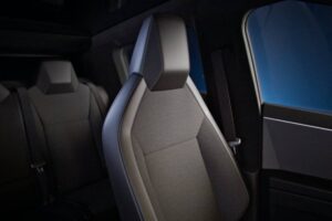 tesla-launches-gutted-cybertruck-rwd-with-350-mile (3)