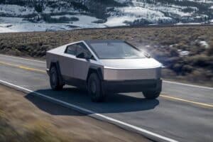 tesla-launches-gutted-cybertruck-rwd-with-350-mile (7)