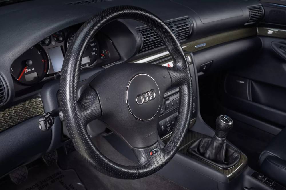 https://autogreeknews.gr/wp-content/uploads/2025/05/2002-Audi-RS4-interior-00005-2048x1150-1.jpg