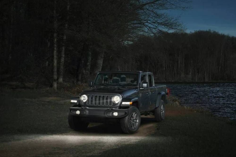 https://autogreeknews.gr/wp-content/uploads/2025/05/2025-Jeep-Gladiator-Dark-Sky-521-1-2048x1024-1.jpg