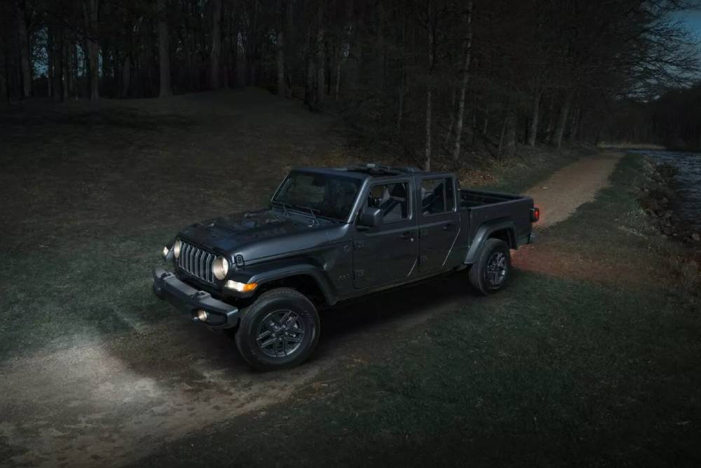 https://autogreeknews.gr/wp-content/uploads/2025/05/2025-Jeep-Gladiator-Dark-Sky-521-3-2048x1188-1.jpg