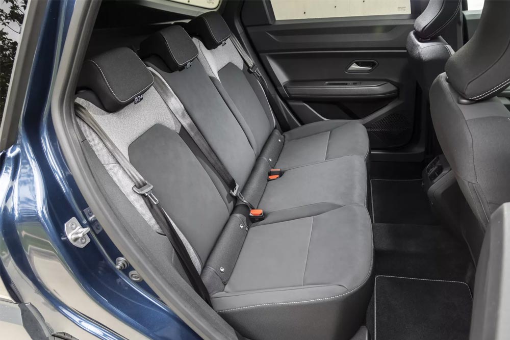 https://autogreeknews.gr/wp-content/uploads/2025/05/Dacia-Bigster-rear-seat.jpg