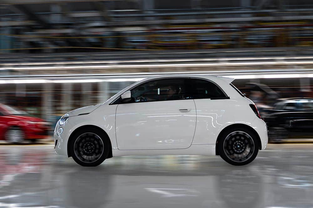 https://autogreeknews.gr/wp-content/uploads/2025/05/Fiat-500-Hybrid-2025-3.jpg