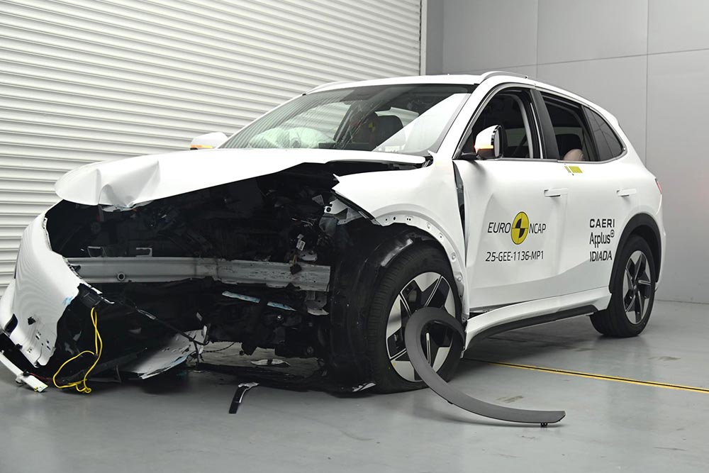 https://autogreeknews.gr/wp-content/uploads/2025/05/Geely-EX5-crash-test-4.jpg
