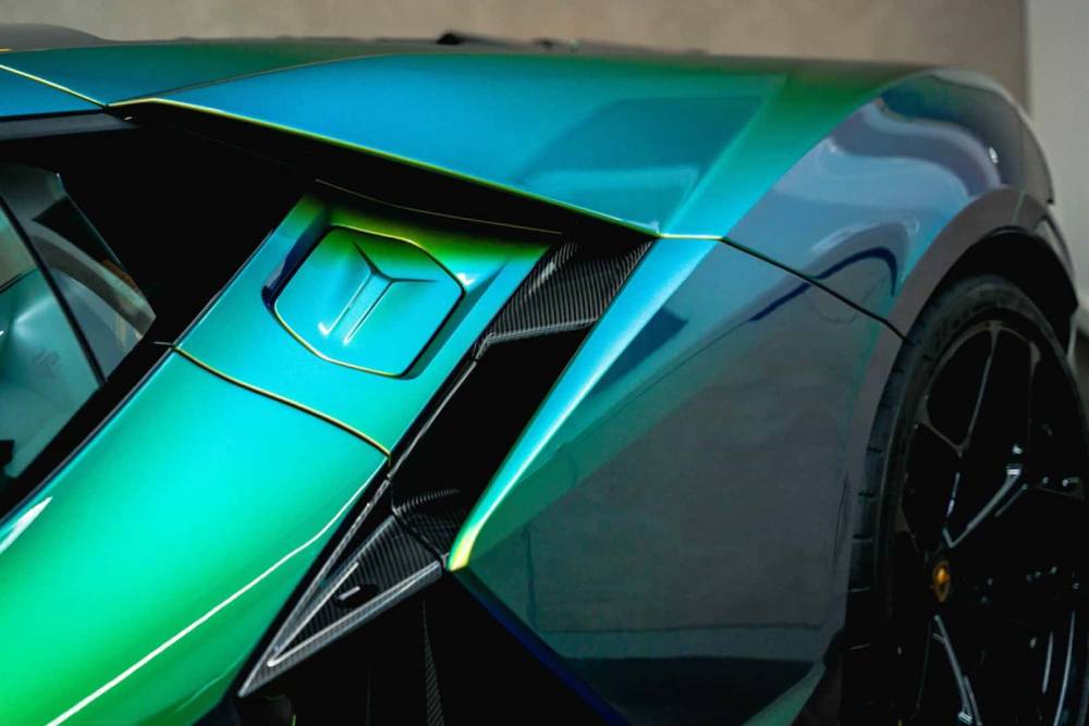 https://autogreeknews.gr/wp-content/uploads/2025/05/color-changing-lamborghini-revuelto-for-sale-3.jpg