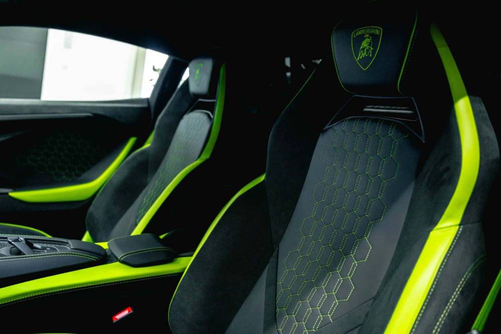 https://autogreeknews.gr/wp-content/uploads/2025/05/color-changing-lamborghini-revuelto-for-sale-5.jpg