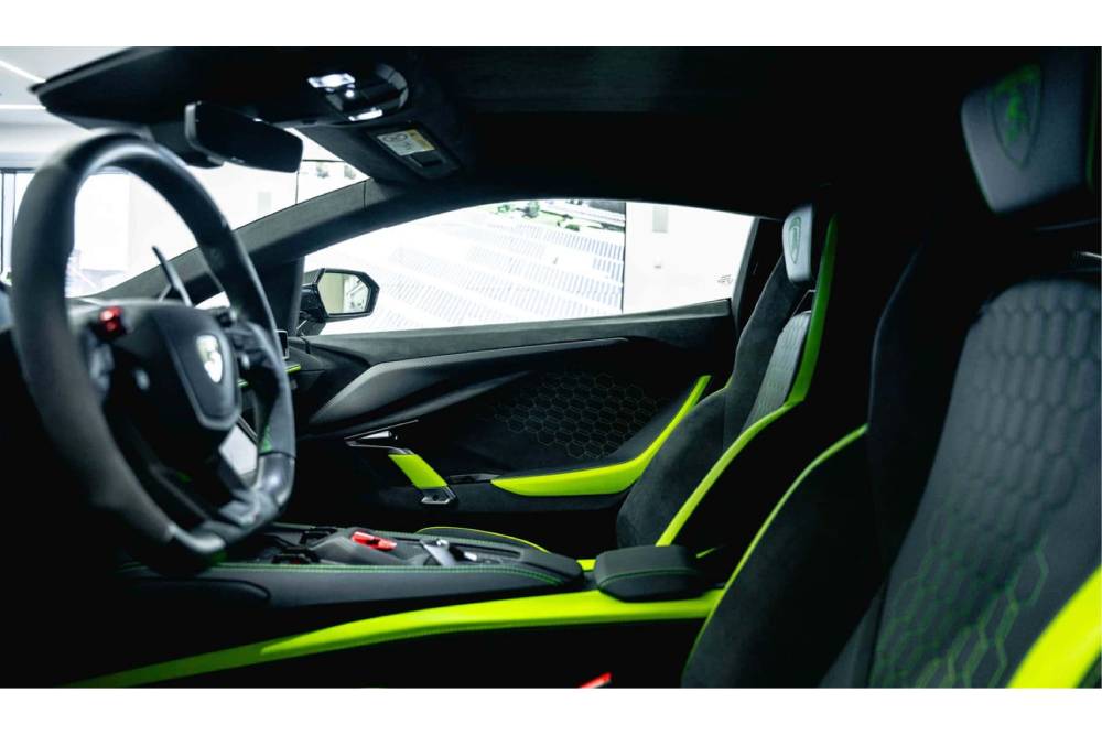 https://autogreeknews.gr/wp-content/uploads/2025/05/color-changing-lamborghini-revuelto-for-sale-6.jpg