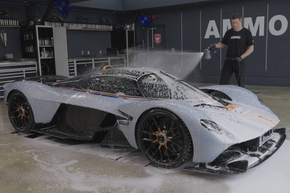 Ψυχοθεραπεία το πλύσιμο της Aston Martin Valkyrie (+video)