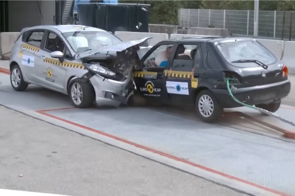 https://autogreeknews.gr/wp-content/uploads/2025/05/new-vs-old-car-crash-test.jpg