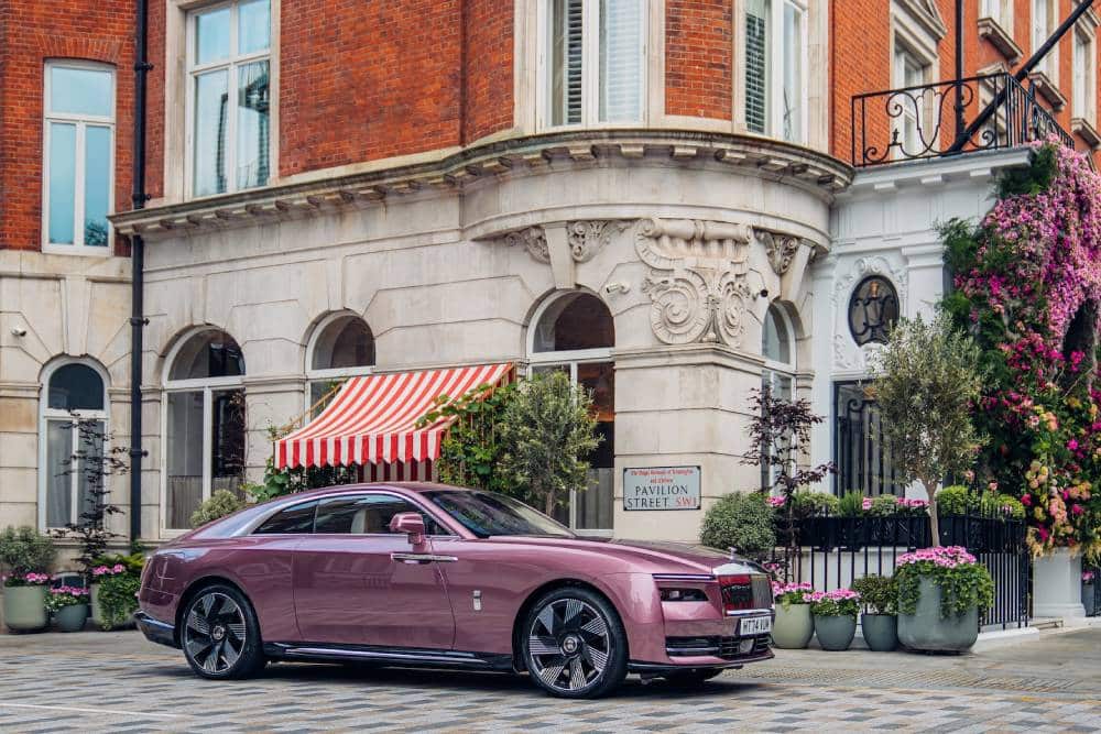 https://autogreeknews.gr/wp-content/uploads/2025/05/rolls-royce-spectre-wears-pink-with-confidence-it-.jpg