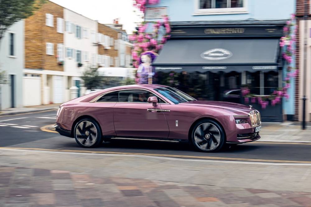 https://autogreeknews.gr/wp-content/uploads/2025/05/rolls-royce-spectre-wears-pink-with-confidence-it-1.jpg