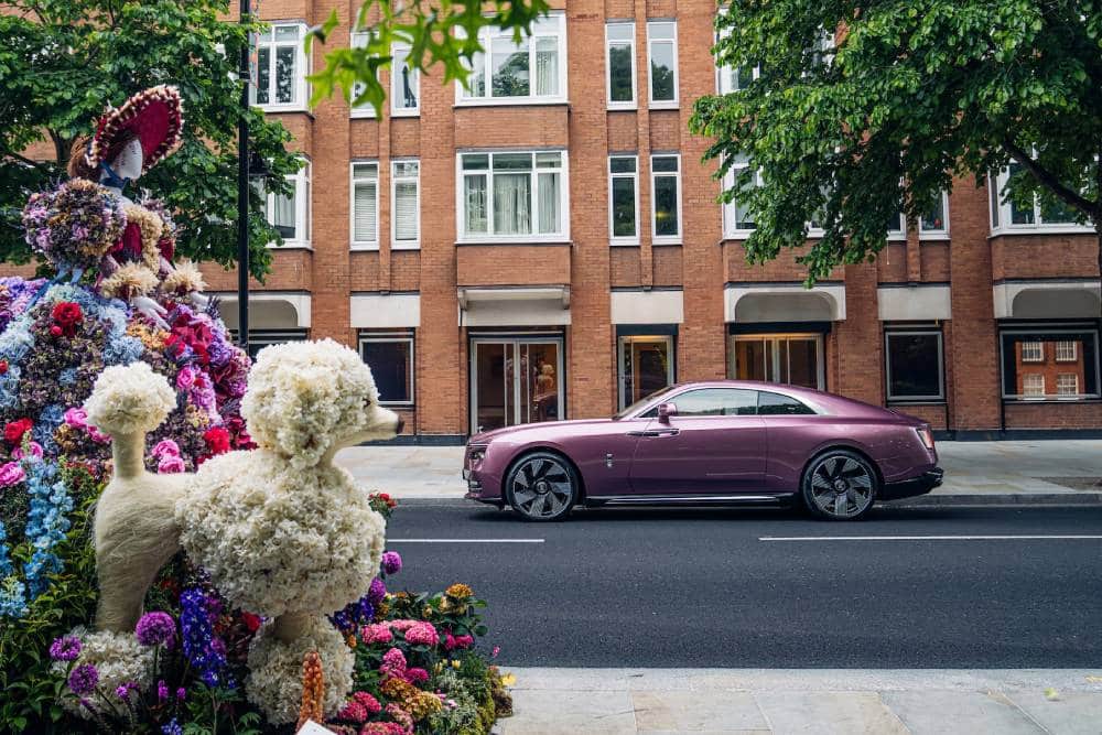 https://autogreeknews.gr/wp-content/uploads/2025/05/rolls-royce-spectre-wears-pink-with-confidence-it-5.jpg