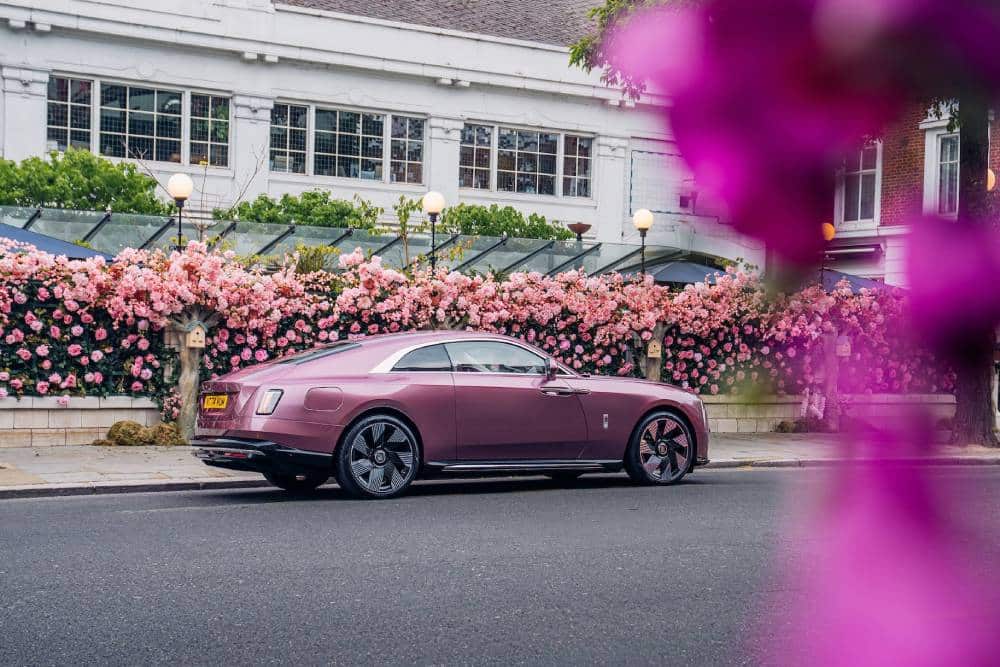 https://autogreeknews.gr/wp-content/uploads/2025/05/rolls-royce-spectre-wears-pink-with-confidence-it-6.jpg