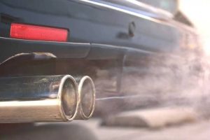 smoky-dual-exhaust-pipes-from-starting-diesel-car