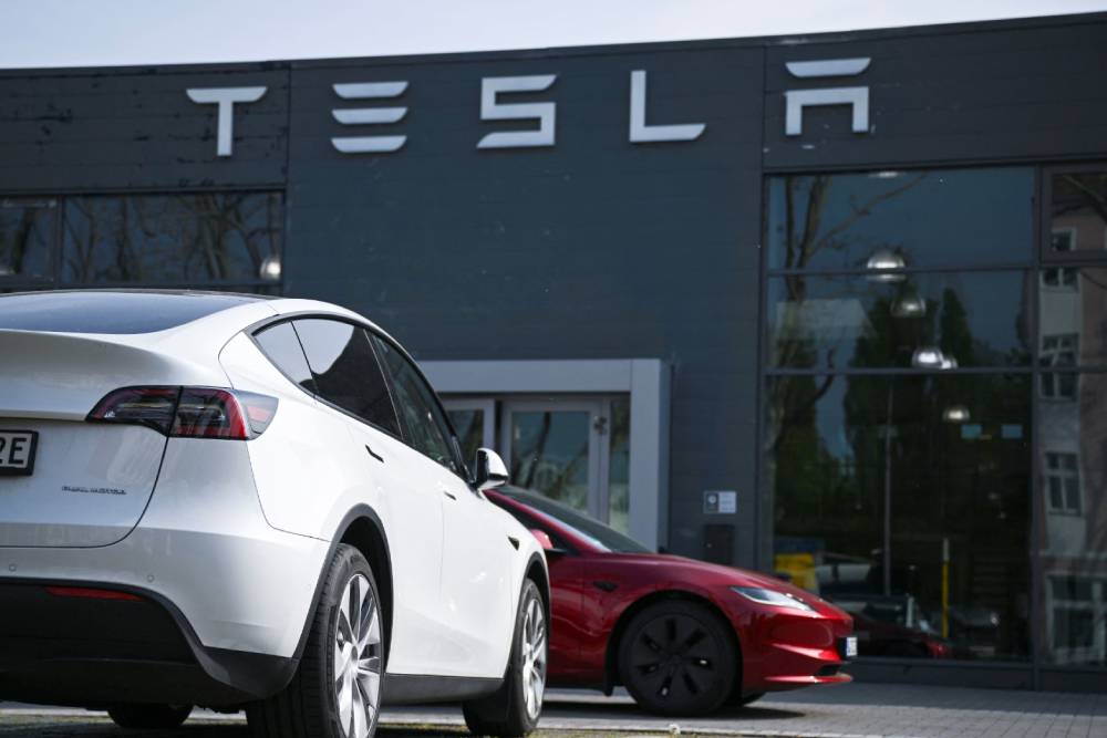 https://autogreeknews.gr/wp-content/uploads/2025/05/tesla-sales-europe-02.jpg