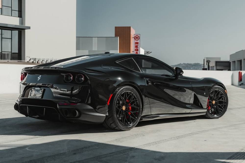 https://autogreeknews.gr/wp-content/uploads/2025/05/tweaked-ferrari-812-superfast-proves-less-is-more-2.jpg