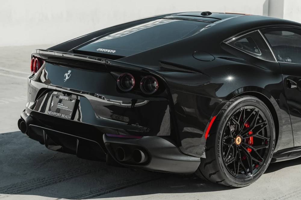 https://autogreeknews.gr/wp-content/uploads/2025/05/tweaked-ferrari-812-superfast-proves-less-is-more-3.jpg