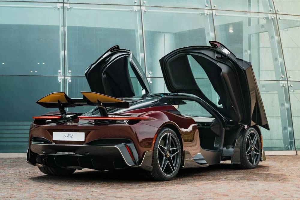 Ο Pininfarina γιορτάζει 95 χρόνια με 2.000 άλογα