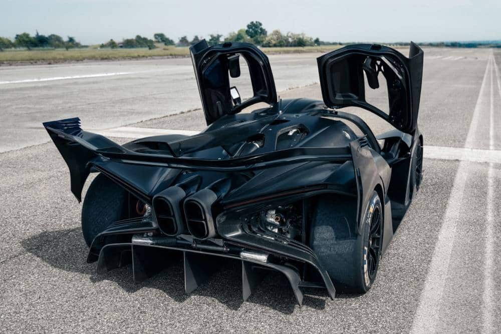 https://autogreeknews.gr/wp-content/uploads/2025/06/2024-bugatti-bolide-exterior-rear-quarter-1.jpg