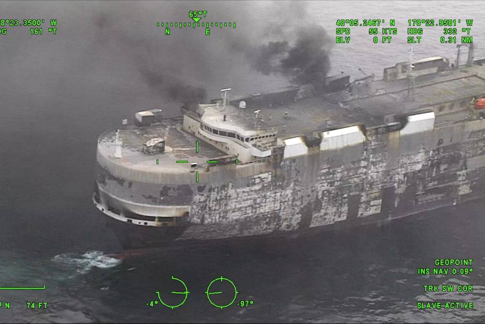 Ακόμα καίγεται το πλοίο με τα 3.000 αυτοκίνητα