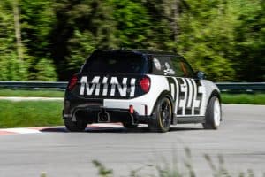 P90597660_highRes_mini-john-cooper-wor (1)
