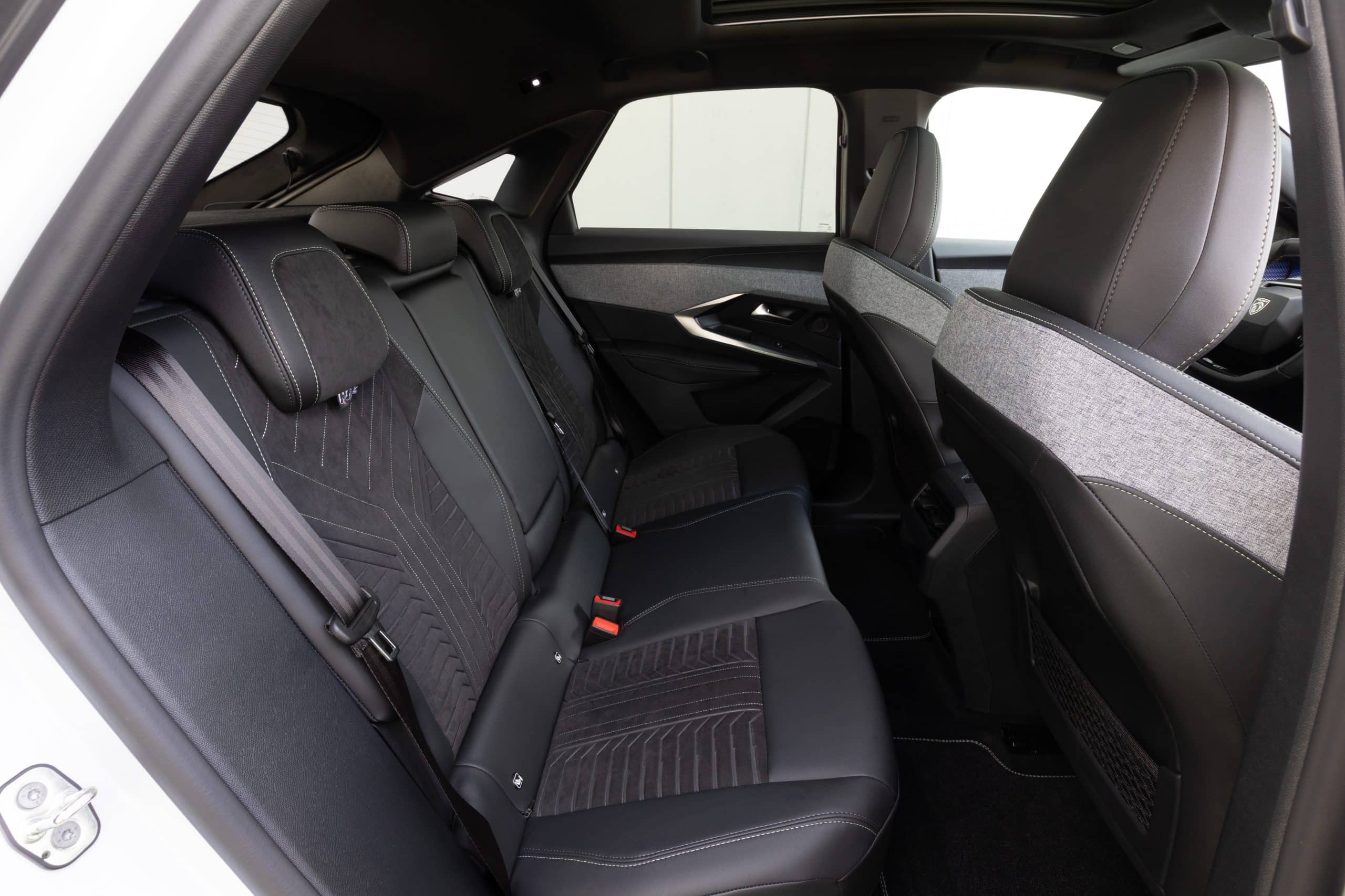 https://autogreeknews.gr/wp-content/uploads/2025/06/Peugeot-3008-GT-interior-5-scaled.jpg